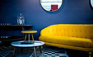 Canapé jaune sur le salon maison et objet