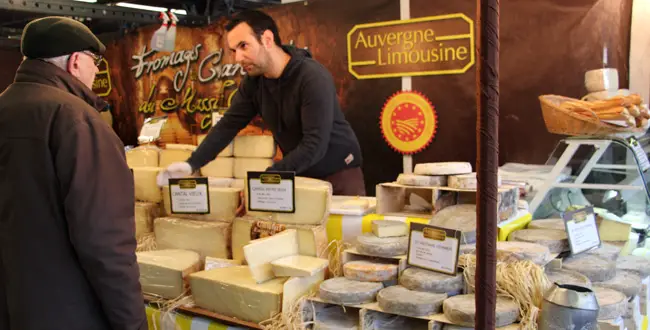 Stand de fromage sur le salon Mer et Vigne au parc floral de Paris