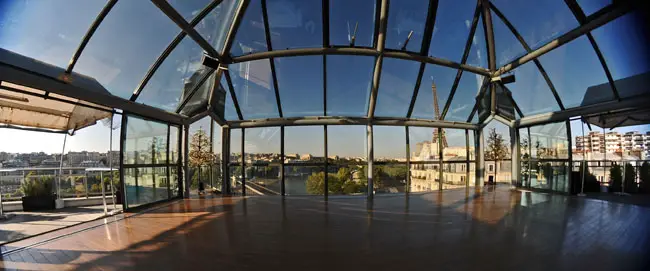 Vue panoramique sur la tour Eiffel depuis le centre de congrès Cap 15