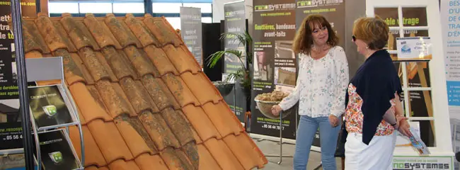 Exposante de produits pour les toitues sur la foire de Bordeaux