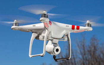 Drone équipé d'une caméra en vol