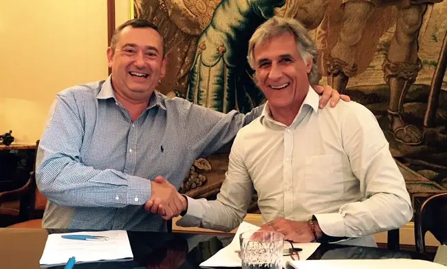 Signature du contrat de rachat de Depack par FG design entre François Guarino et Frédéric Cauchois